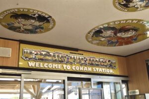 コナン駅待合室装飾