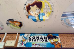 コナン駅待合室装飾