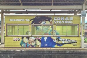 コナン駅ホーム装飾