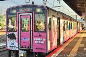 コナン列車ピンク 前面