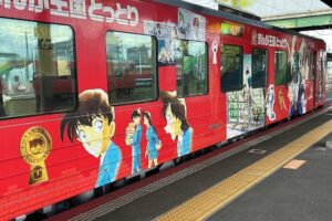 コナン列車 赤青車両 側面