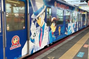 コナン列車 赤青車両 側面