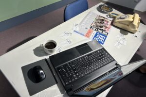 毛利探偵事務所の机