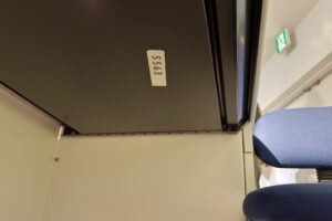 毛利探偵事務所の机裏