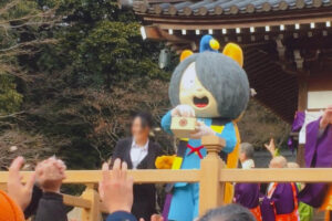 豆まきする鬼太郎