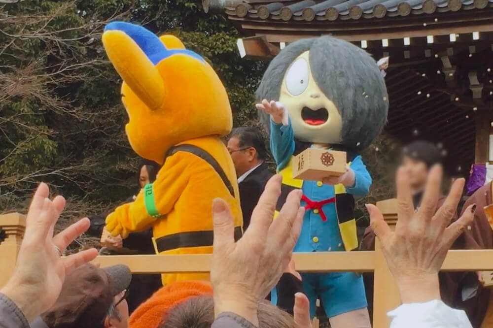 豆まきする鬼太郎