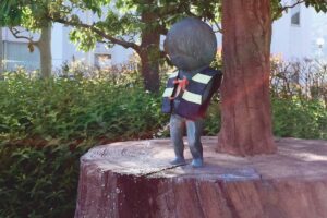 ちゃんちゃんこを着た鬼太郎像