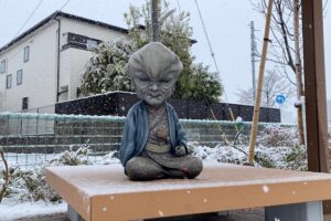 雪の日のぬらりひょんベンチ