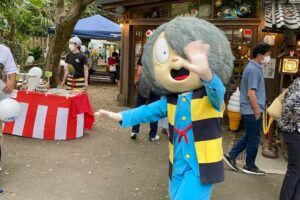 手を振る鬼太郎