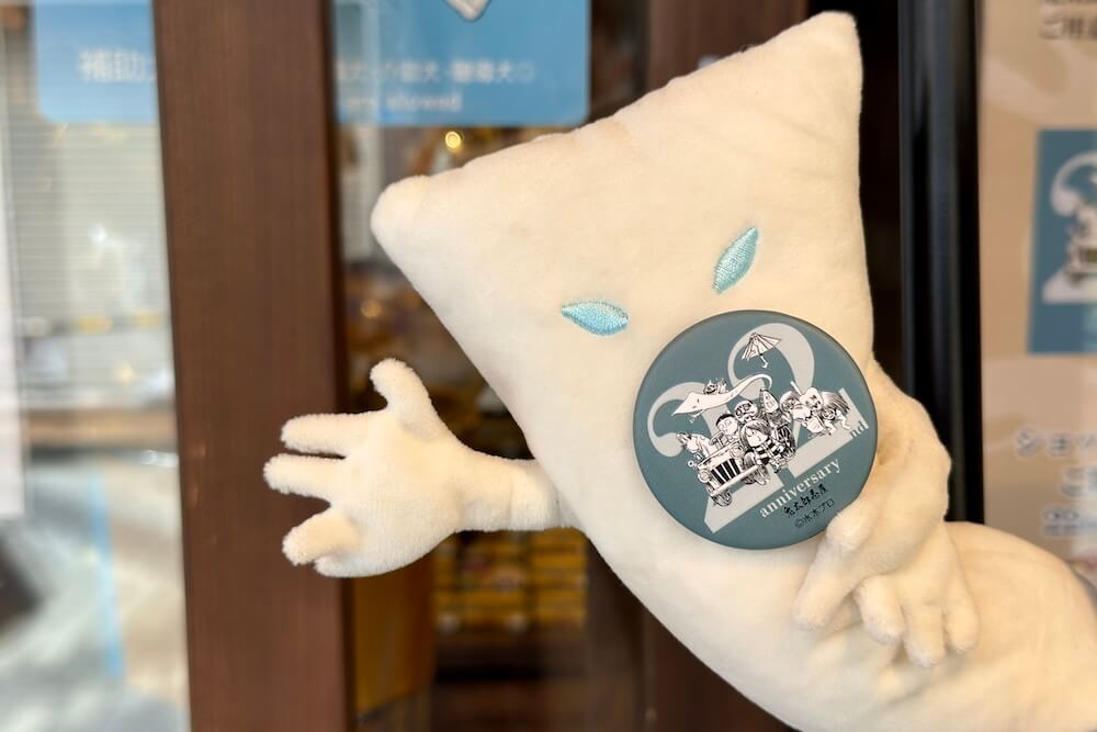 ２２周年記念バッジを持つ一反もめん