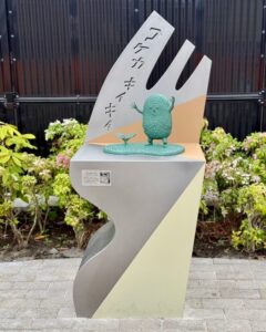 コケカキイキイのブロンズ像