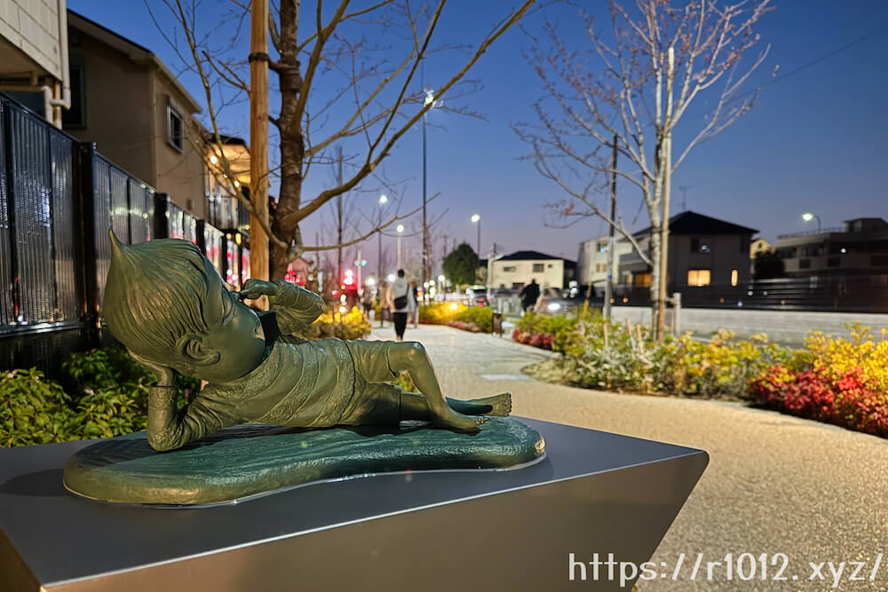 悪魔くんのブロンズ像（夕暮れ）