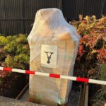 お披露目前のブロンズ像