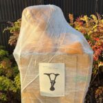 お披露目前のブロンズ像