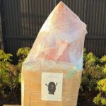 お披露目前のブロンズ像