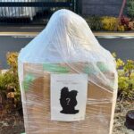 お披露目前のブロンズ像