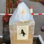 お披露目前のブロンズ像