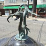 妖怪ブロンズ像 白うねり