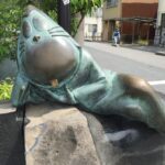 妖怪ブロンズ像 ねずみ男（寝そべり）