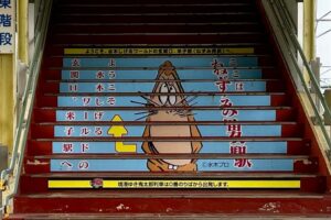 米子駅階段に描かれたねずみ男