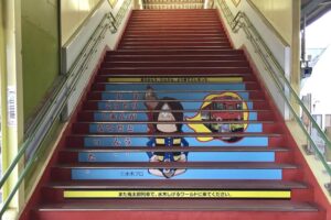 米子駅階段に描かれた鬼太郎