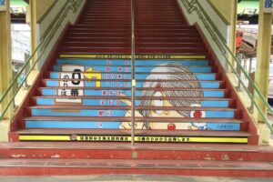 米子駅階段に描かれた鬼太郎